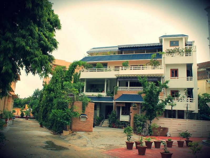 Giri Homestay By Vista Rooms ジャイプール エクステリア 写真
